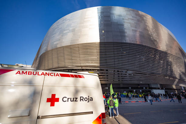 ambulance parked in the vicinity of the santiago bernabeu stadium on a real madrid match day. - real madrid vs 個照片及圖片檔