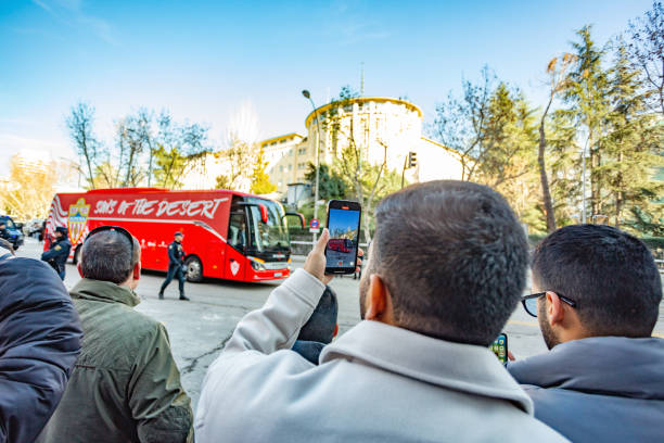 fans machen mit ihren handys fotos von der ankunft des busses der fußballmannschaft von almeria cf im stadion santiago bernabéu, um ein fußballspiel gegen real madrid zu spielen. - football police officer crowd stock-fotos und bilder