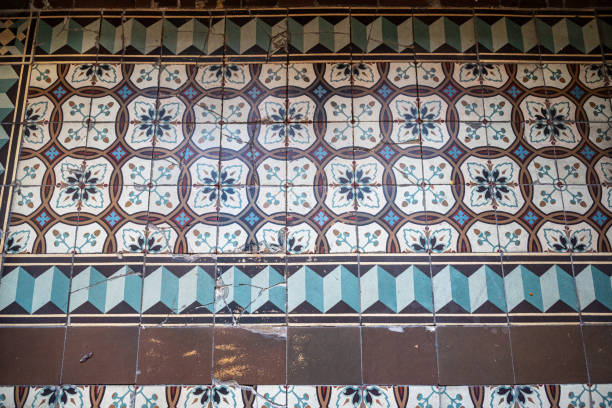corredor histórico com azulejos antigos em uma antiga casa de descanso em chwallagasse 2 - tenament - fotografias e filmes do acervo
