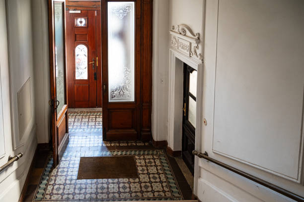 corridoio storico con piastrelle antiche in una vecchia casa popolare a chwallagasse 2 - tenament foto e immagini stock