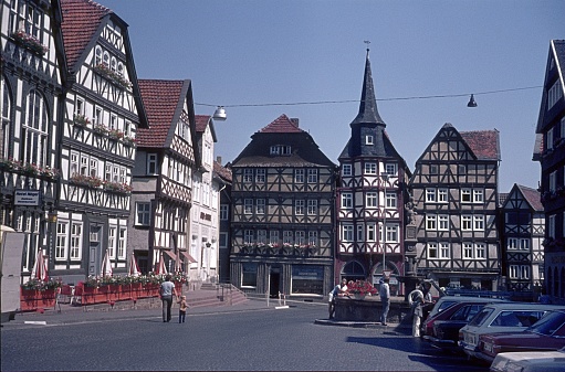 Fritzlar, North Hesse, Germany, 1973. The market square of the North Hesse town of Fritzlar. Furthermore: locals, tourists and half-timbered houses.