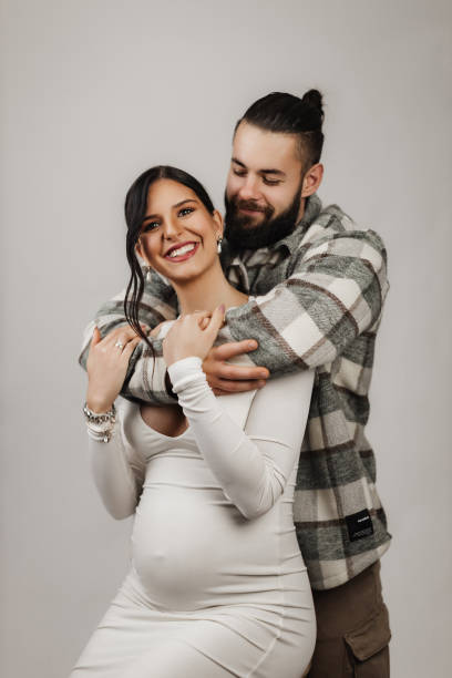 young man and a young woman expecting a baby - human pregnancy couple prenatal care heterosexual couple imagens e fotografias de stock