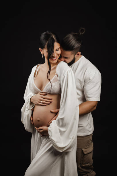 beautiful couple in love expecting a baby - human pregnancy couple prenatal care heterosexual couple imagens e fotografias de stock