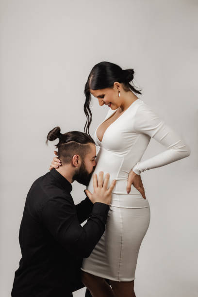 young man and a young woman expecting a baby - human pregnancy couple prenatal care heterosexual couple imagens e fotografias de stock