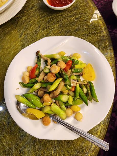 Asparagus with Pepper Bells and Nuts