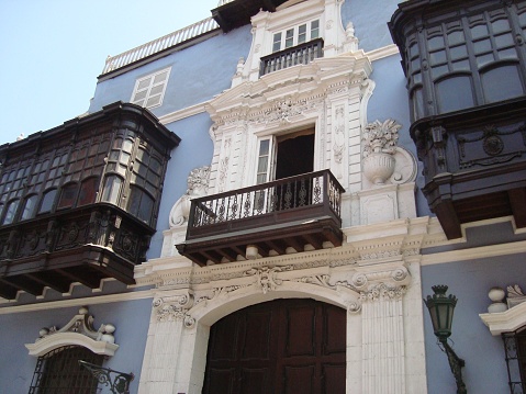Los balcones de Lima, que fueron construidos tanto en la época virreinal. La fachada de la Casa Osambela. De estilo neoclásico, con reminiscencias del rococó. Vista de sus balcones, de estilo Luis X.