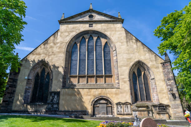 вход в церковь грейфрайарс в эдинбурге, шотландия - greyfriars church стоковые фото и изображения