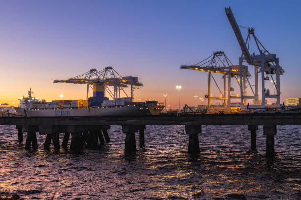 molo di alameda - passenger ship ferry crane harbor foto e immagini stock