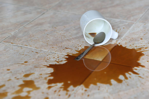 coffee spilled stain accident on the floor - glass broken spilling drink fotografías e imágenes de stock