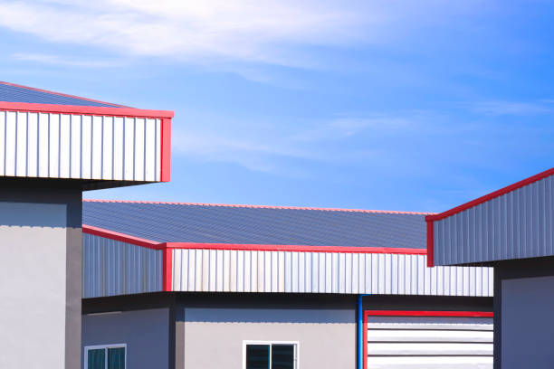grupo de três edifícios modernos de armazéns industriais com telhado de aço de alumínio na área da fábrica contra o céu azul - architecture roof aluminum sheet industry - fotografias e filmes do acervo