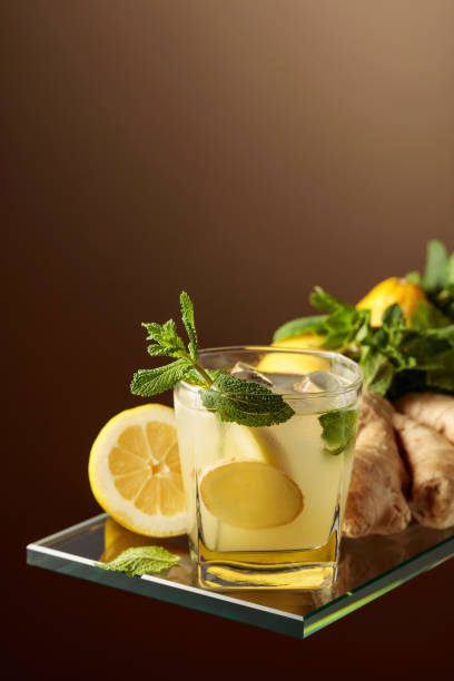 refreshing summer cocktail with natural ice, ginger, lemon, and mint. - ginger tea root hot drink foto e immagini stock