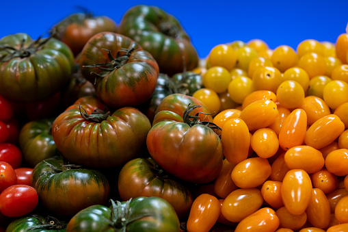 farmer's market   tomatoes and basil