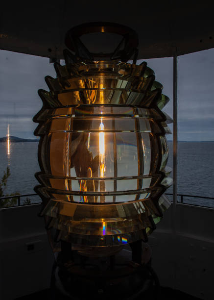 лампа маяка в совиной голове, штат мэн. - owls head lighthouse стоковые фото и изображения