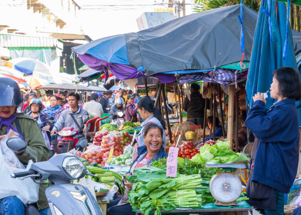chiang mai, thailand - 08. februar 2019: der mueang mai straßenmarkt in chiang mai, thailand - khlong toei stock-fotos und bilder