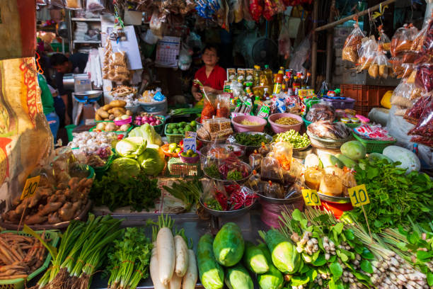 bangkok, thailand - 21. märz 2019: eine auswahl an obst und gemüse auf dem khlong toei markt, dem größten frischmarkt in bangkok, thailand - khlong toei stock-fotos und bilder