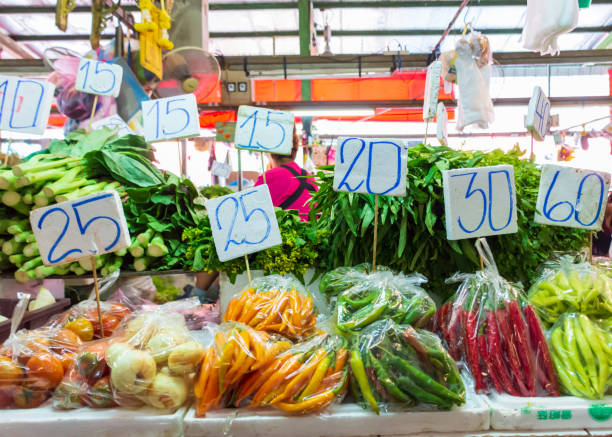bangkok, thailand - 21. märz 2019: eine auswahl an obst und gemüse auf dem khlong toei markt, dem größten frischmarkt in bangkok, thailand - khlong toei stock-fotos und bilder