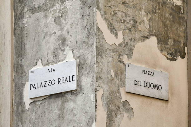 plaques de rue de la via palazzo reale (rue du palais royal) et de la piazza del duomo (place de la cathédrale), le centre-ville de la capitale régionale de la lombardie, milan, italie - via palazzo reale photos et images de collection