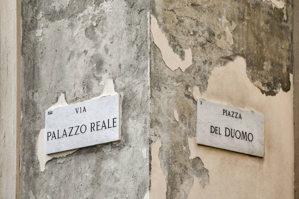 znaki drogowe via palazzo reale (ulica pałacu królewskiego) i piazza del duomo (plac katedralny), centrum stolicy regionu lombardii, mediolanu, włochy - via palazzo reale zdjęcia i obrazy z banku zdjęć