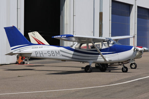 aire de arena reims 172n - skyhawk fotografías e imágenes de stock