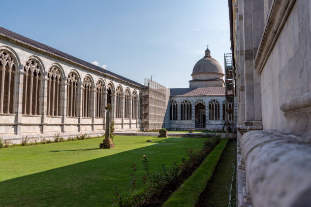 famous camposanto cemetery near the cathedral of pisa - camposanto monumentale - fotografias e filmes do acervo