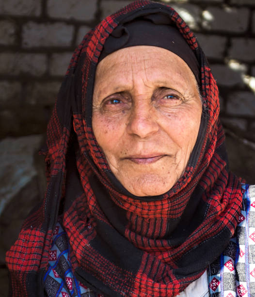 retrato de uma mulher egípcia velha com um sorriso bonito - cairo women middle east islam - fotografias e filmes do acervo
