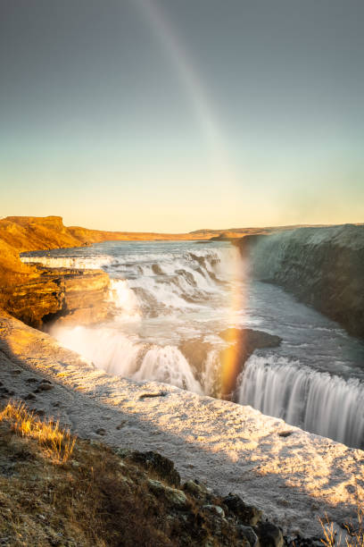 pôr do sol sobre a cachoeira gullfoss no inverno, islândia - gullfoss falls - fotografias e filmes do acervo