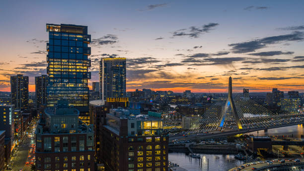 보스턴의 비즈니스 지구에는 현대적인 아파트와 유명한 레너드 p. 자킴 벙커 힐 기념 다리가 저녁에 밀러스 강을 가로지르는 다리가 있습니다. - boston aerial view charles river residential structure 뉴스 사진 이미지