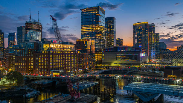 떠다니는 크레인과 바지선이 있는 보스턴 항구, 해질녘에 건설 중인 현대적인 콘도. - boston aerial view charles river residential structure 뉴스 사진 이미지