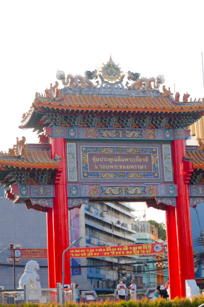turistas em e abaixo do portão chinês em bangkok - true thailand classic - fotografias e filmes do acervo
