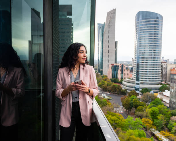 femme d’affaires utilisant un téléphone portable à mexico - affaires finance et industrie photos et images de collection