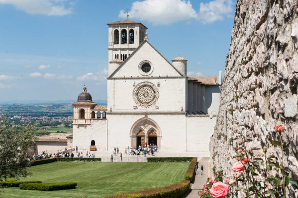 berühmte kirche, die basilika des heiligen franziskus, außen - rose window assisi wall umbria stock-fotos und bilder