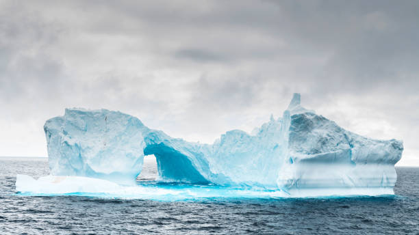 arco de gelo natural iceberg antártica - rough antarctica wintry landscape south pole - fotografias e filmes do acervo