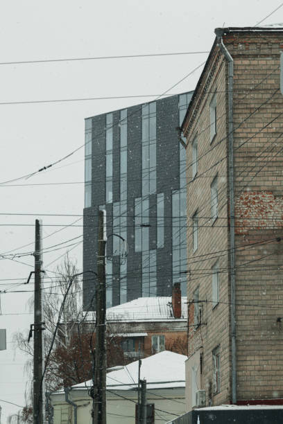 chernihiv, ukraine - february 3, 2024. the modern and historical architecture of the city is covered in snow. it snowed on the weekend, but people are walking. gray and cloudy sky - czernichów zdjęcia i obrazy z banku zdjęć