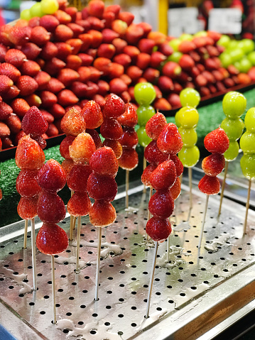 Hulu Tang is a confectionery that glazes various fruits into a crisp glass-like shape, is becoming popular to eat.
