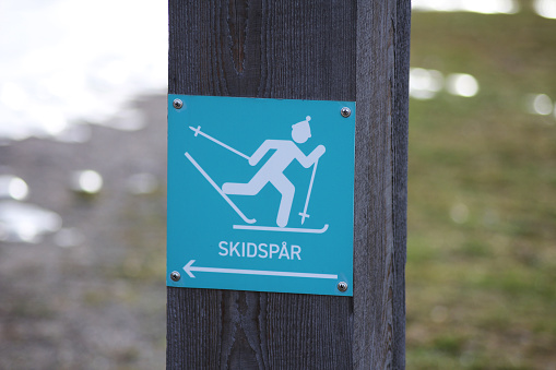 A Swedish sign saying: Ski tracks ahead