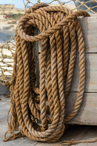 cuerda amarrada en un barco - fotos de ahorcamiento fotografías e imágenes de stock