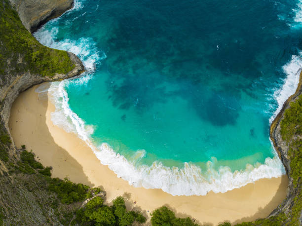 istock Kelingking Beach on Nusa Penida, Indonesia 1984694982