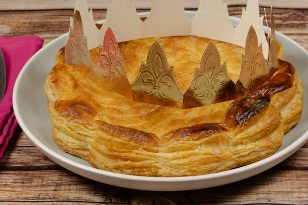 istock king cake and crown, close-up 1984755402