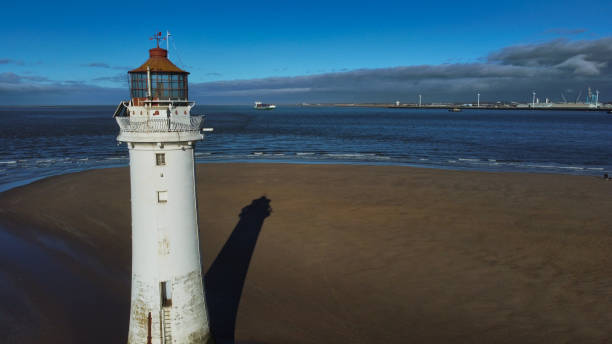 luftaufnahme des betonwellenbrechers und des leuchtturms perch rock, new brighton, wirral, england, großbritannien - perch rock lighthouse stock-fotos und bilder