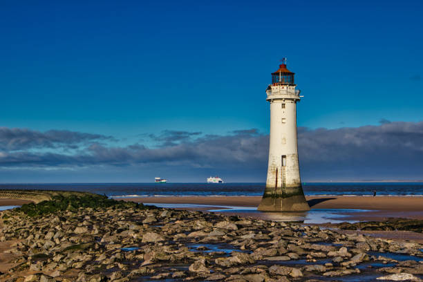 leuchtturm perch rock am sonnigen tag, new brighton, wirral, merseyside, england, großbritannien - perch rock lighthouse stock-fotos und bilder