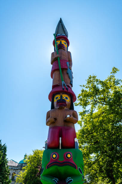 totem pole in victoria on vancouver island in canada - native american statue wood carving imagens e fotografias de stock