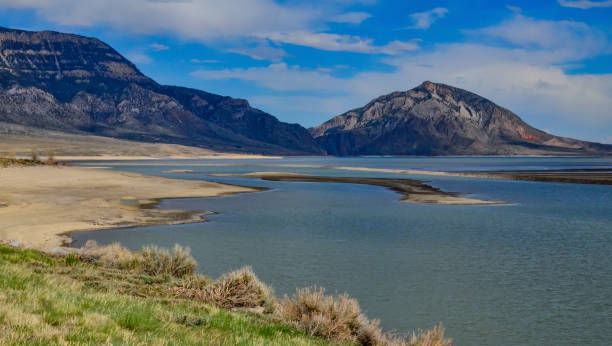 paisaje montañoso, pequeño lago con agua fría clara en un valle entre montañas en montana - montana water landscape nature fotografías e imágenes de stock