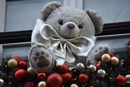Un ours en peluche avec des décorations de Noël, dans la ville de Strasbourg en Alsace, en France