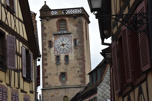 Une tour avec une horloge, dans la rue à Ribeauvillé, en Alsace, en France