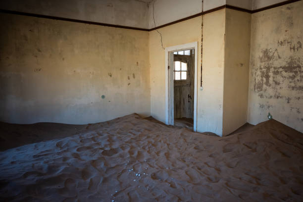istock Deserted buildings in an old desert town 1985188335