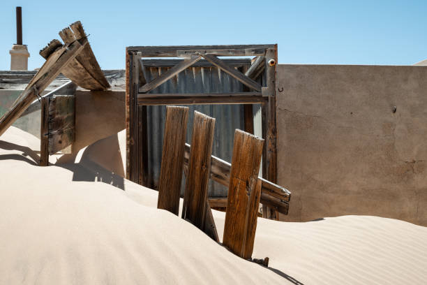 Abandoned buildings in a sandy desert Stacked pile of vintage furniture in abandoned location pileup stock pictures, royalty-free photos & images