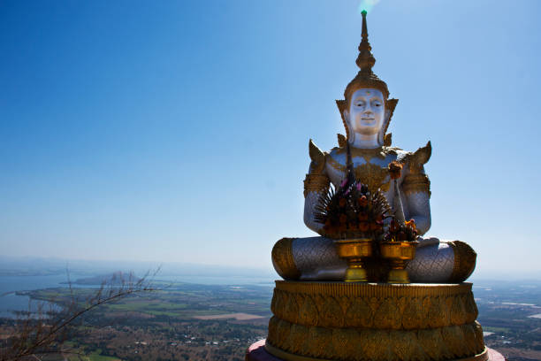 Buddha on cliff of Khao Phraya Doen Thong mountain for thai people travelers travel visit trail trekking go to respect praying blessing wish holy mystery at Phatthana Nikhom city in Lop Buri, Thailand buda en el acantilado de la montaña khao phraya doen thong para los viajeros tailandeses que viajan visitan el sendero de senderismo ir a respetar la oración de la bendición deseo del misterio sagrado en la ciudad de phatthana nikhom en lop buri, tailan