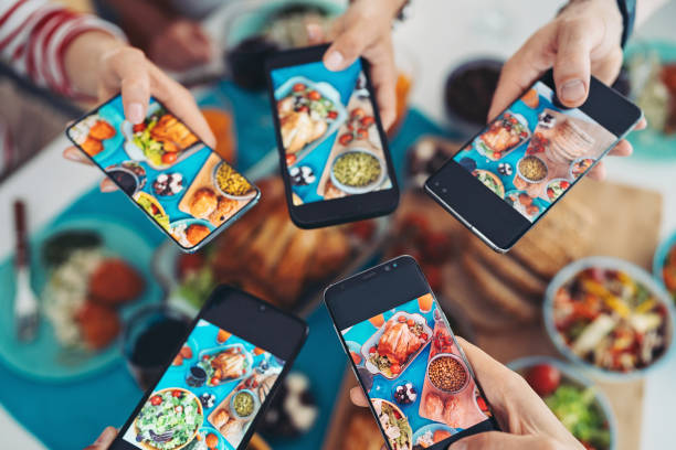 ludzie robiący zdjęcia jedzenia telefonami - human hand holding iphone iphone 5 zdjęcia i obrazy z banku zdjęć