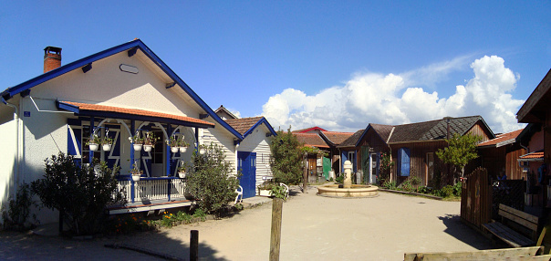 L’Herbe, an unmissable village in Cap Ferret, is often cited as being the most beautiful on the Cap Ferret peninsula. Quintessential fishing village, it is made up of many small, colorful huts inhabited