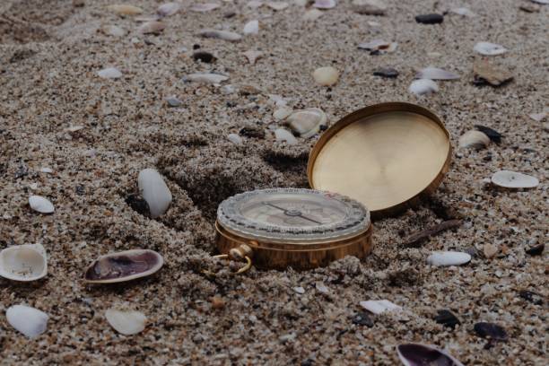złoty kompas na plaży w grecji - compass exploration the way forward beach zdjęcia i obrazy z banku zdjęć
